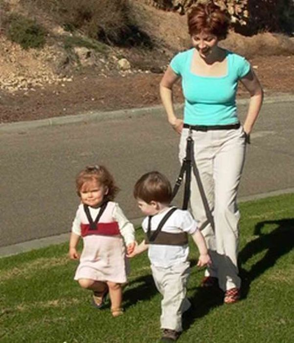 Родители, которые выгуливают детей на поводках (35 фото)