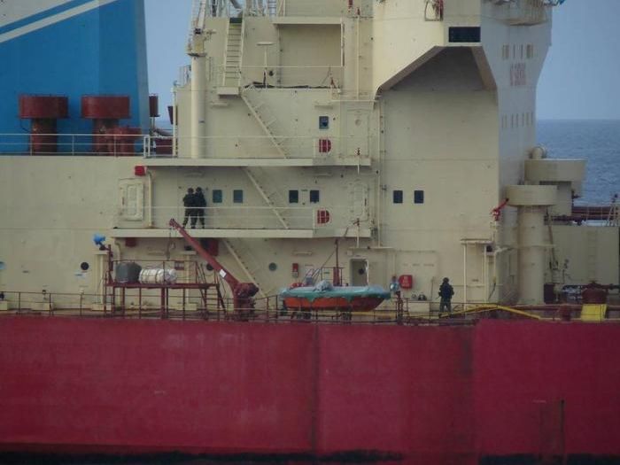 Освобождение танкера, захваченного пиратами (70 фото)