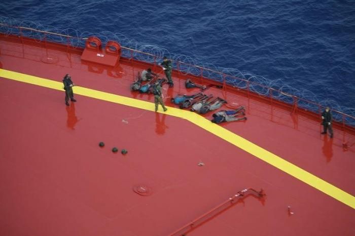 Освобождение танкера, захваченного пиратами (70 фото)