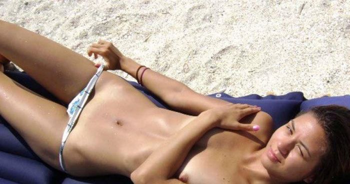 Обнаженные девушки отдыхают на пляже (50 фото)