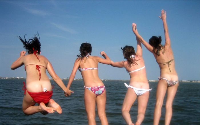 Обнаженные девушки отдыхают на пляже (50 фото)