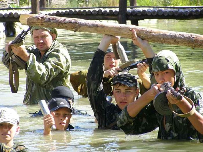 Суровый военный лагерь для подростков "Таврида-Сечь" (20 фото)