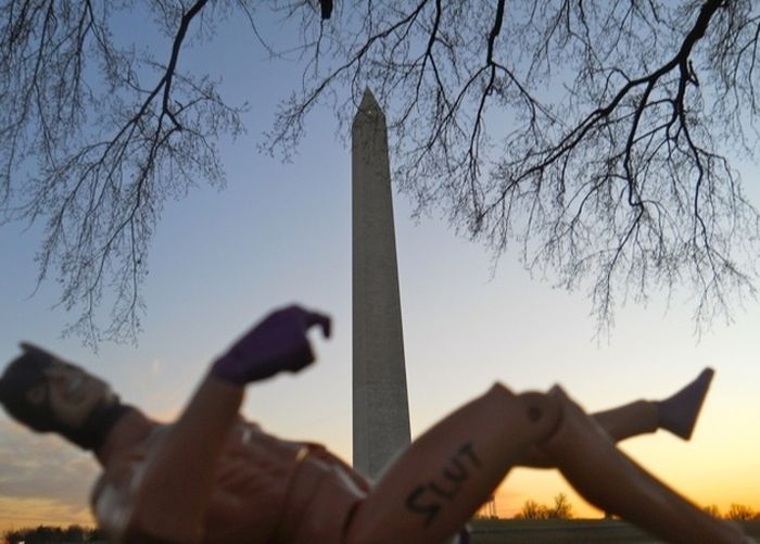 Туристы фотографируются с Монументом Вашингтона (23 фото)