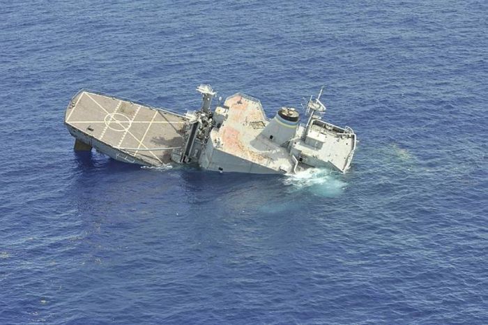 Американский военный корабль был уничтожен австралийской подлодкой (32 фото)