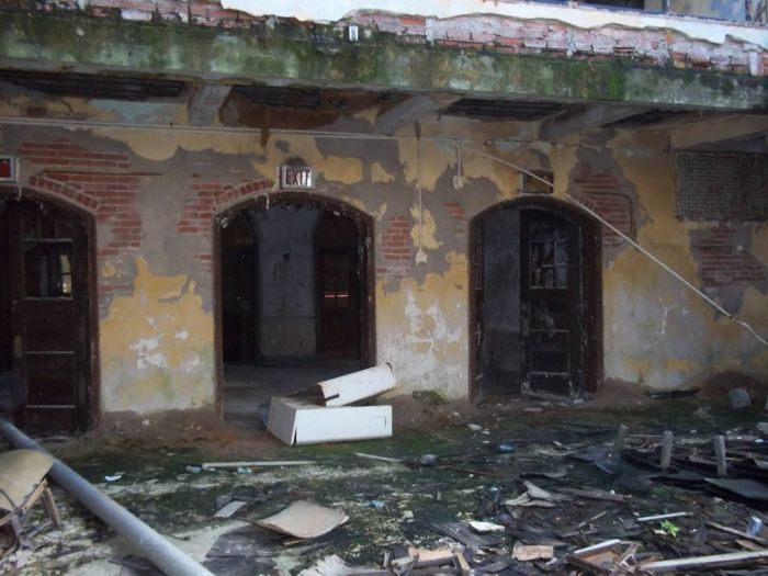Пугающая заброшенная школа в Белчертауне (38 фото)