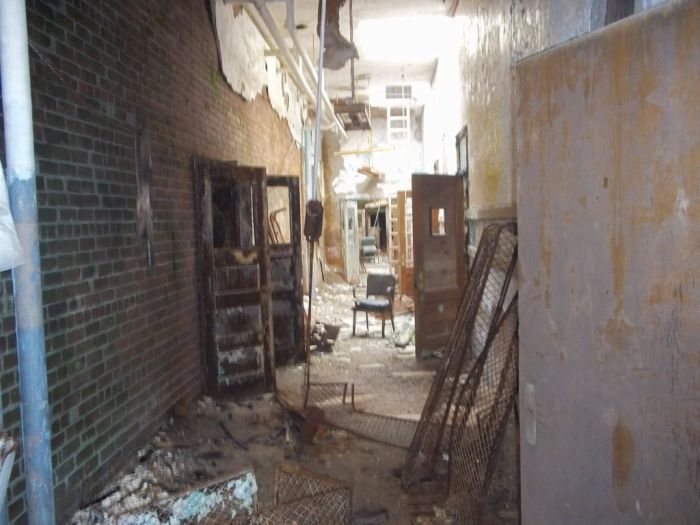 Пугающая заброшенная школа в Белчертауне (38 фото)
