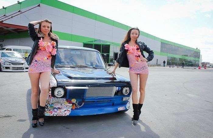 Сделано в России: девушки и тюнингованные автомобили (58 фото)