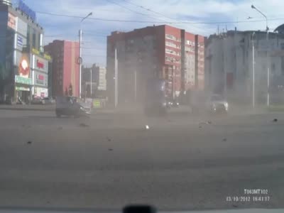 Жуткая авария грузовика в Уфе (1.3 мб)