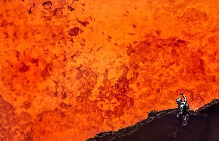 Экстремальный спуск в жерло вулкана (8 фото)