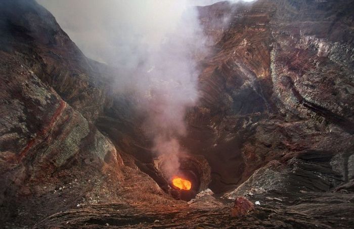Экстремальный спуск в жерло вулкана (8 фото)
