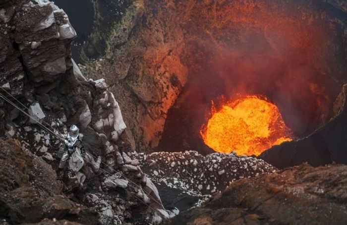 Экстремальный спуск в жерло вулкана (8 фото)
