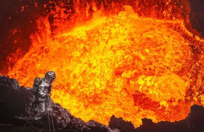 Экстремальный спуск в жерло вулкана (8 фото)