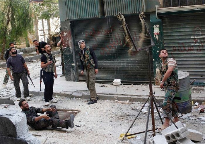 Самодельная рогатка сирийских повстанцев для запуска гранат (4 фото)