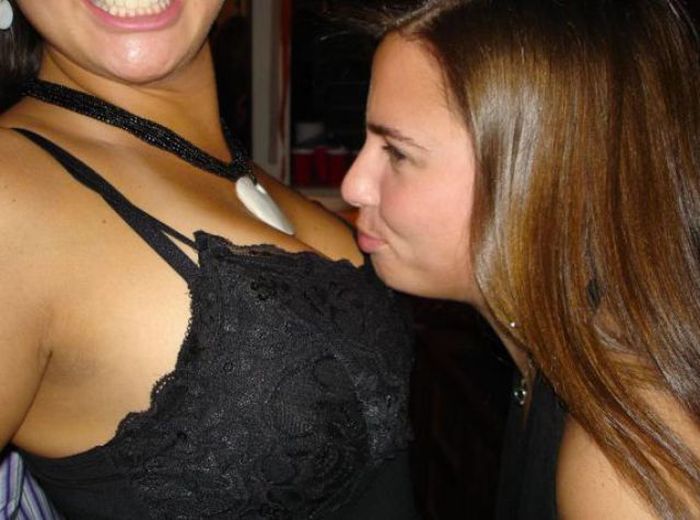 Пьяные девушки пытаются укусить друг друга за грудь (57 фото)