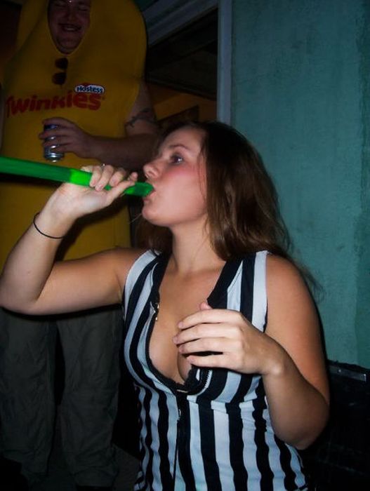 Симпатичные девушки пьют пиво необычным способом (45 фото)