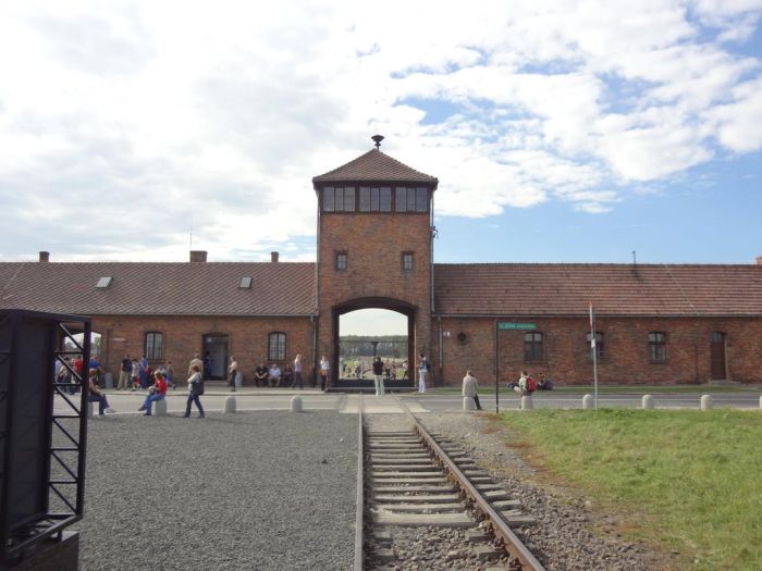 Прогулка по концентрационному лагерю Аушвиц в наши дни (40 фото)