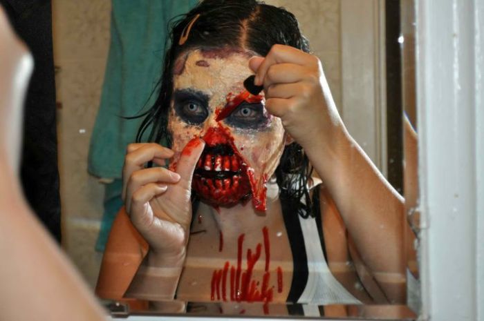 Пугающий и очень реалистичный костюм зомби (9 фото)