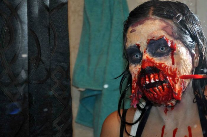 Пугающий и очень реалистичный костюм зомби (9 фото)