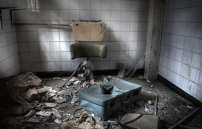 Заброшенная больница (50 фото)