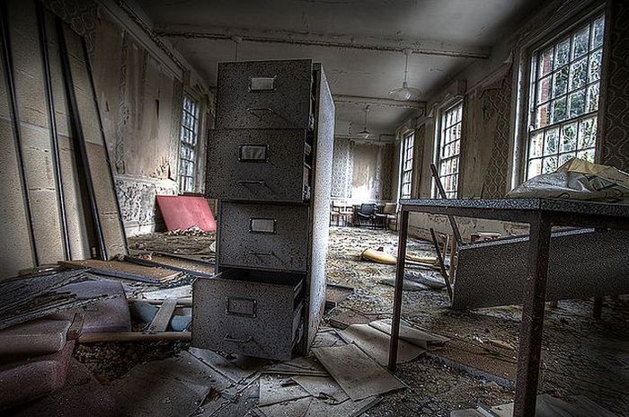 Заброшенная больница (50 фото)