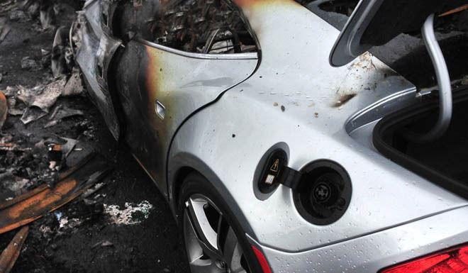 16 суперкаров Fisker Karma сгорели дотла (4 фото)