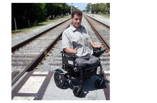 Инвалид, которому нравится быть неполноценным (9 фото)