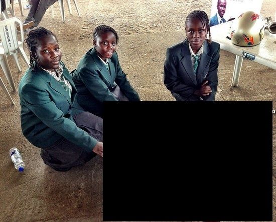 Африканские школьницы удивили (2 фото)