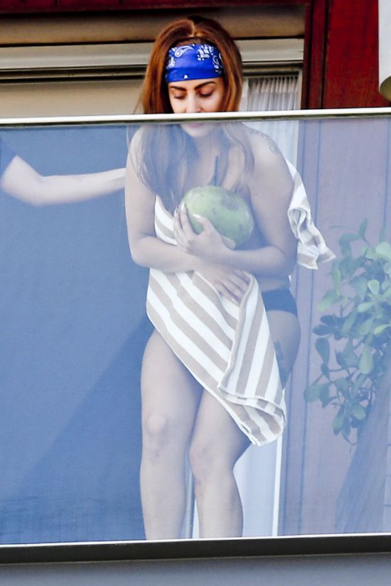 Леди Гага засветила грудь (5 фото)