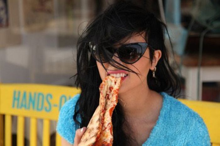 Девушки, которые обожают пиццу (43 фото)