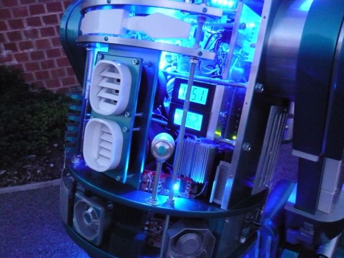 Моддинг компьютера в виде робота "R2-D2" (35 фото)