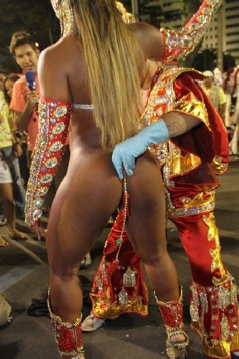 Как держатся миниатюрные трусики на танцовщицах из Бразилии (15 фото)
