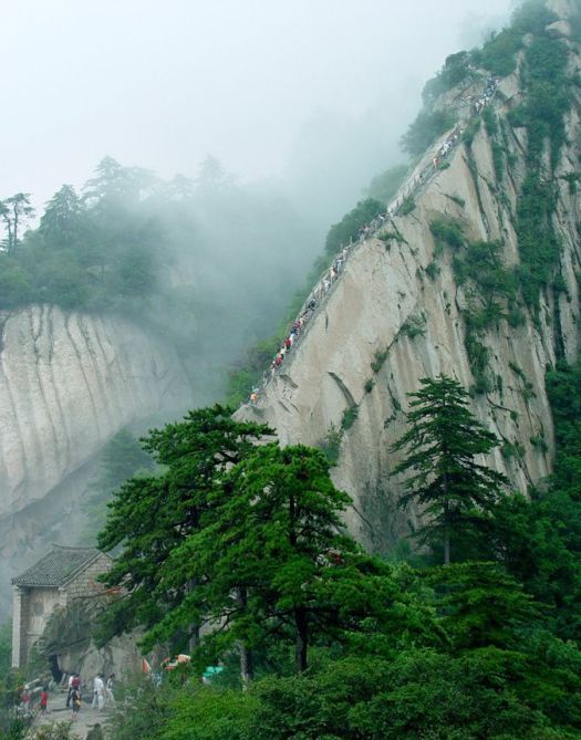 Жуткая тропа на горе Хуашань в Китае (30 фото)