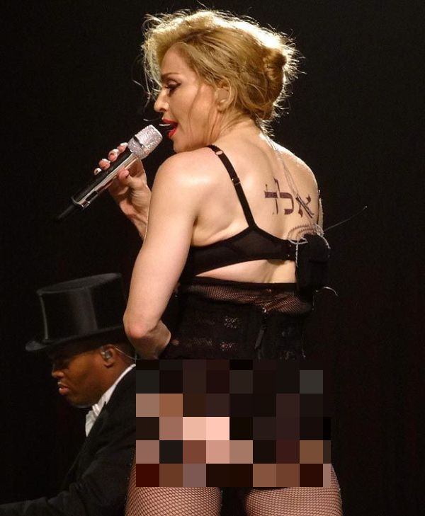 Очередной шокирующий наряд Мадонны на концерте (5 фото)