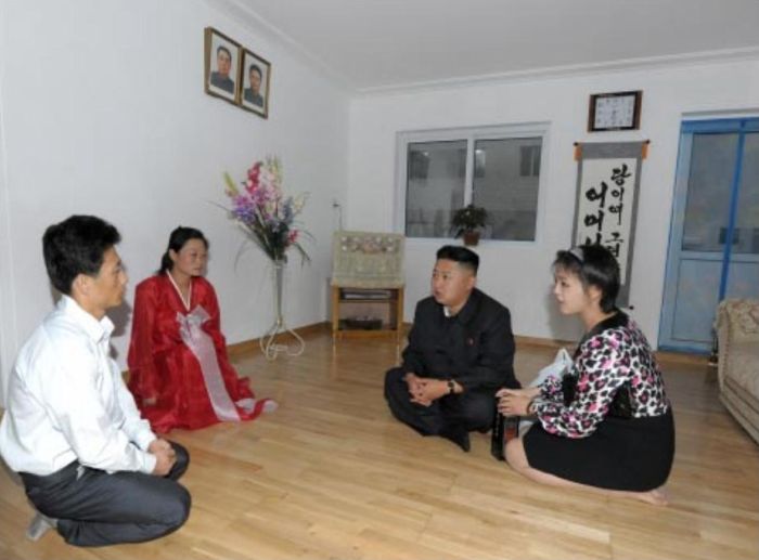 Квартира рабочего класса в Северной Корее. Осторожно, пропаганда :) (10 фото)