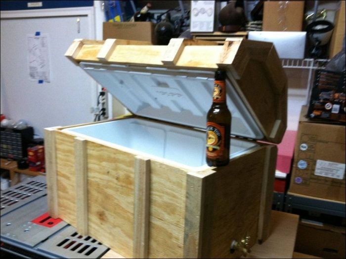 Холодильник для пива в виде сундука с сокровищами (10 фото)