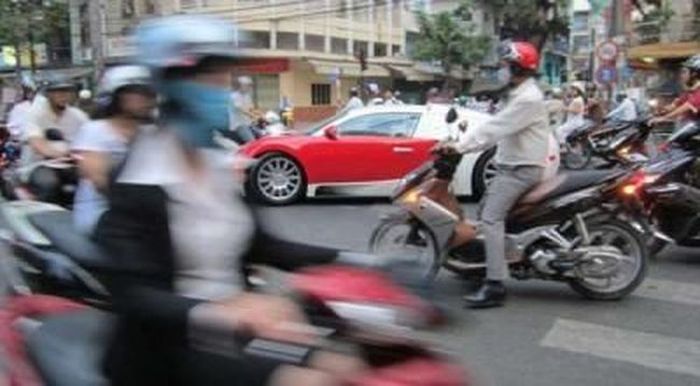 Суперкары во Вьетнаме не роскошь, а средство передвижения (28 фото)