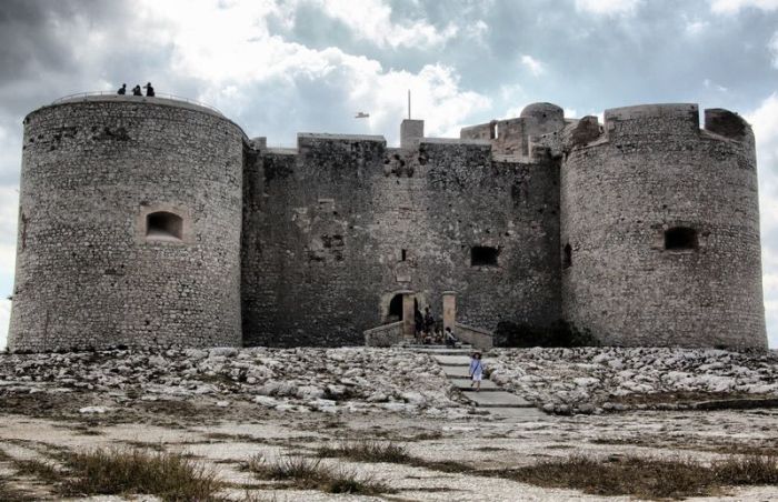 Замок Иф: неизвестные факты и история написания "Графа Монте-Кристо" (33 фото)