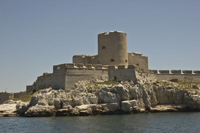 Замок Иф: неизвестные факты и история написания "Графа Монте-Кристо" (33 фото)