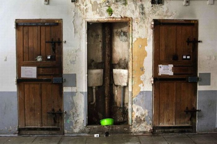 Тюрьма в Марселе является одной из худших в Европе (20 фото)