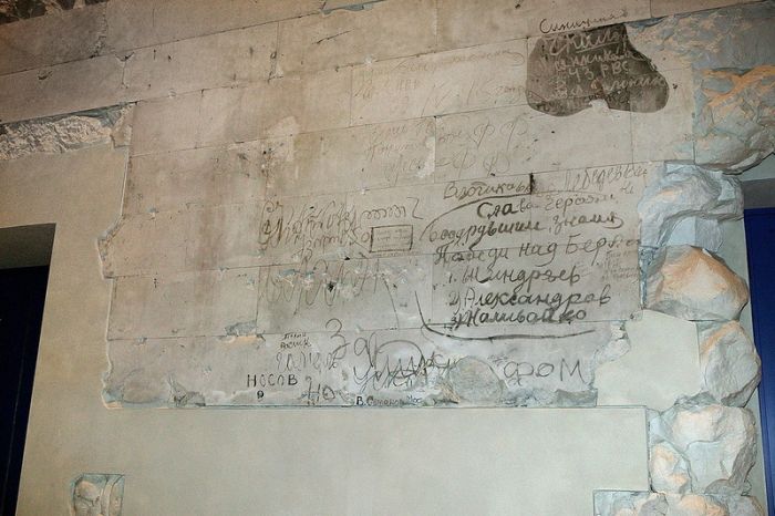 Стены рейхстага помнят русских солдат (3 фото)