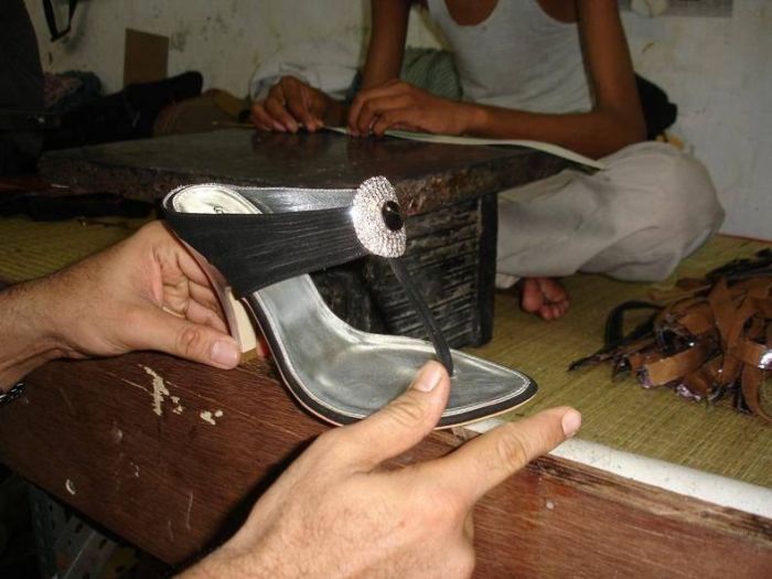 Как производят модельные туфельки в Индии (17 фото)