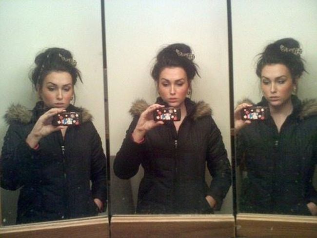 Сексуальные девушки фотографирую свое отражение в зеркале (40 фото)