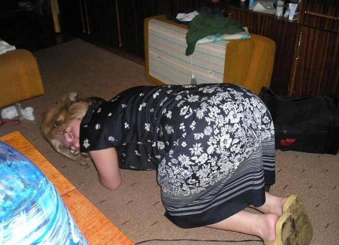 Спящие волосатые русские мамы. Пьяные взрослые женщины спят.