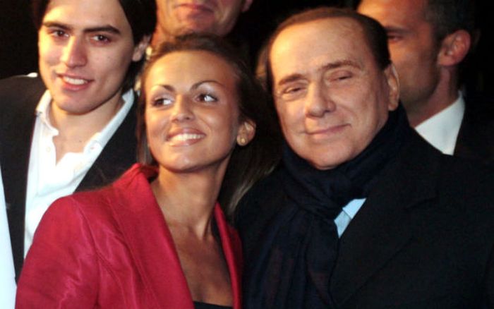 Невеста Сильвио Берлускони моложе его на 49 лет! (18 фото)