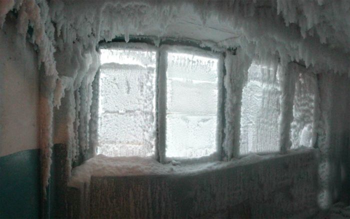Подъезд жилого дома при -59°C за окном (6 фото)