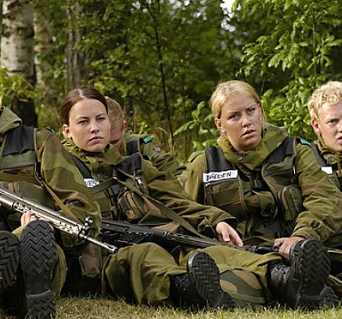 Симпатичные девушки в военной форме разных стран мира (60 фото)