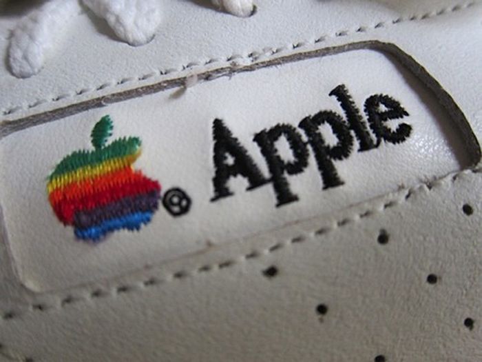 Кроссовки Apple 90х годов (5 фото)