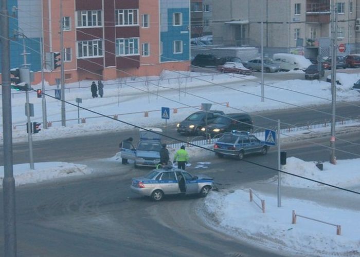 Авария двух полицейских автомобилей (2 фото)