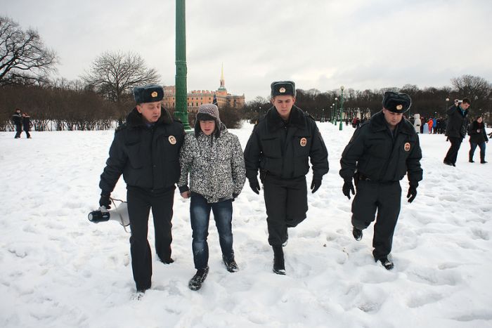 Арест за игру в снежки (14 фото)
