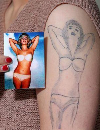 Татуировка в виде девушки в бикини (4 фото)